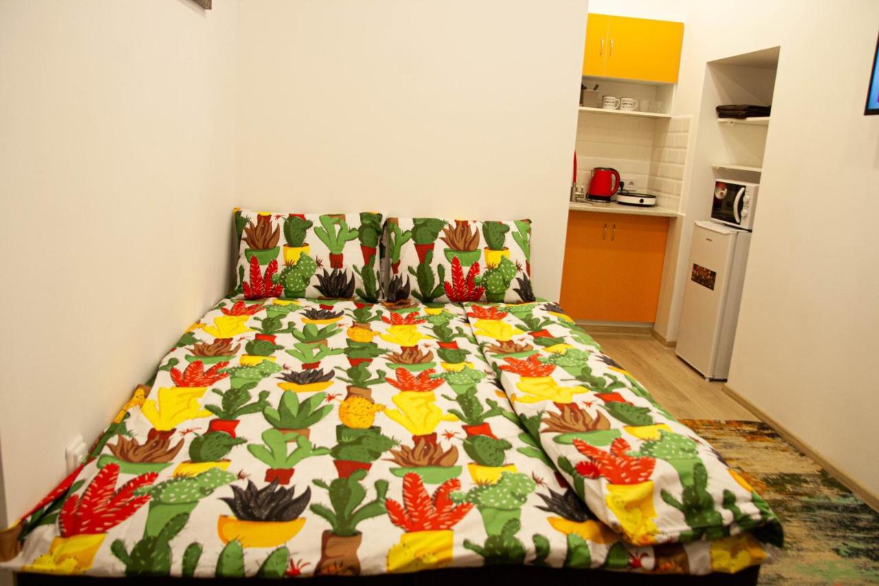 Світло Цілодобово Apartments In The City Center Lviv Bagian luar foto