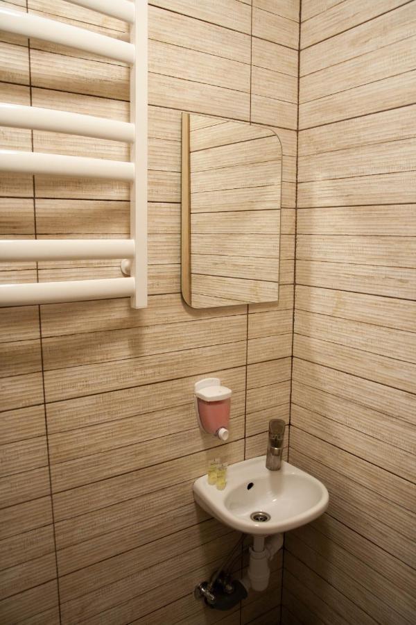 Світло Цілодобово Apartments In The City Center Lviv Bagian luar foto
