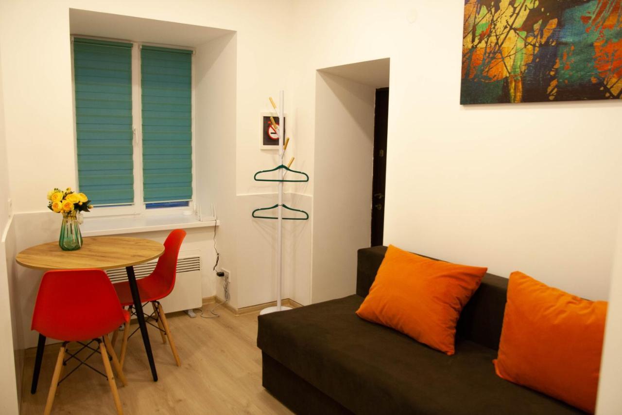 Світло Цілодобово Apartments In The City Center Lviv Bagian luar foto